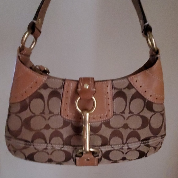 Coach Handbags - Coach Hamptons Signature Handbag